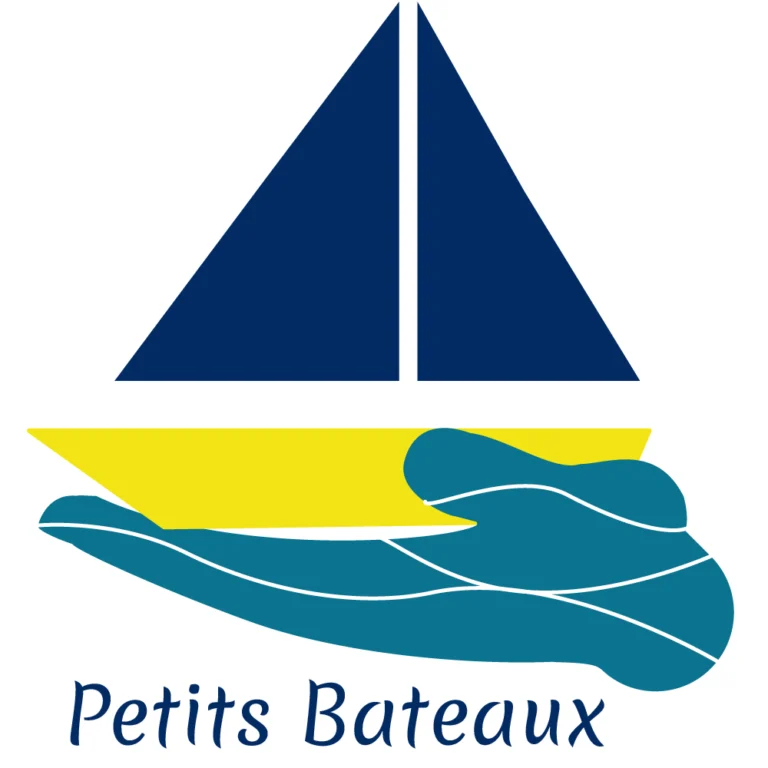 Autocollant officiel de l'association Petits Bateaux représentant un voilier en modèle réduit dans une main d'eau. Idéal pour modélisme naval.
