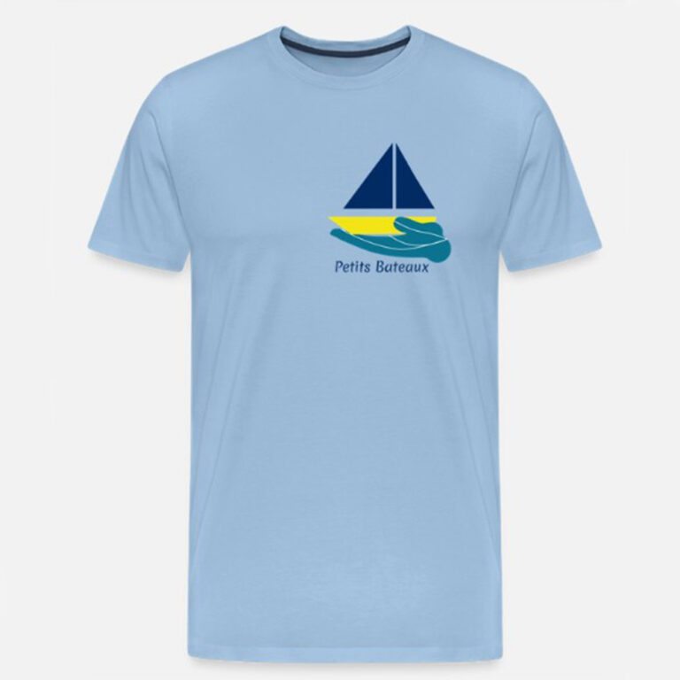 T-shirt bleu ciel en coton premium "Petits Bateaux", vue de face. Le logo de l'association (voilier miniature) est imprimé en petit sur le côté gauche de la poitrine.