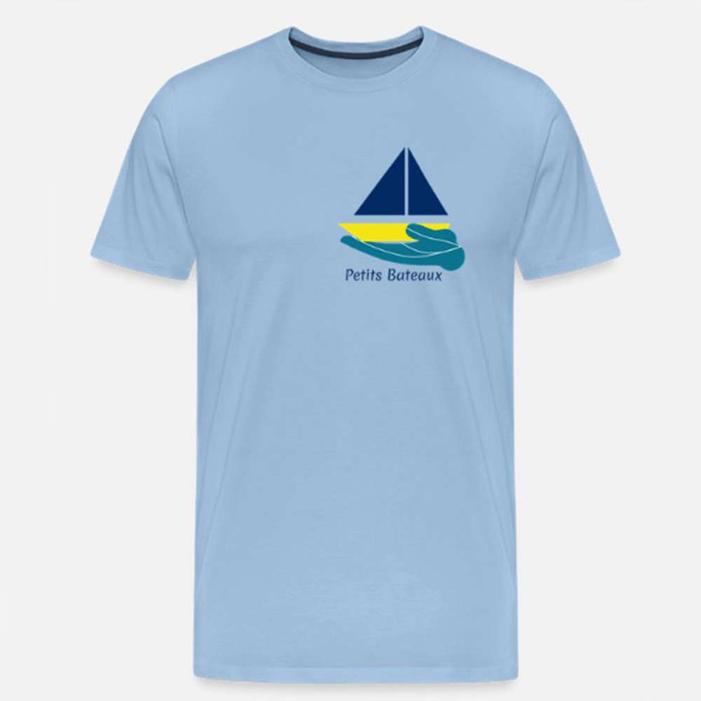 T-shirt bleu ciel en coton premium "Petits Bateaux", vue de face. Le logo de l'association (voilier miniature) est imprimé en petit sur le côté gauche de la poitrine.