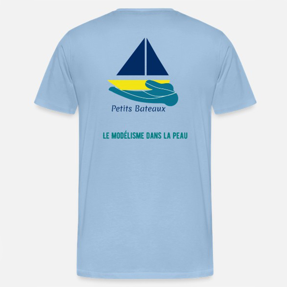 T-shirt bleu ciel "Petits Bateaux", vue de dos. Il présente le grand logo du voilier et le slogan de l'association "LE MODÉLISME DANS LA PEAU" en turquoise et bleu marine.