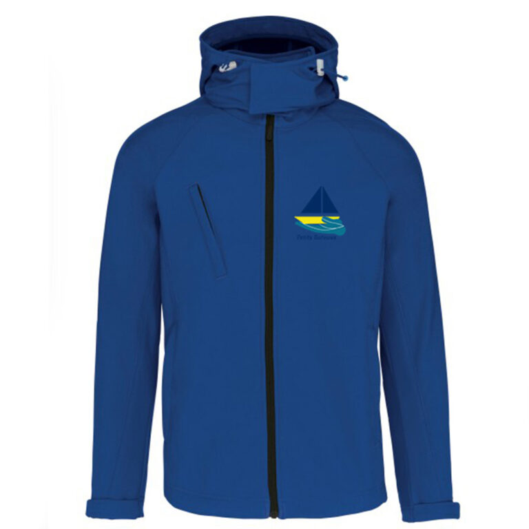 Veste Softshell bleu roi officielle "Petits Bateaux", vue de face. Elle présente le logo modélisme naval du voilier dans une main, brodé sur la poitrine à gauche. Elle est dotée d'un zip frontal et d'une poche poitrine zippée.