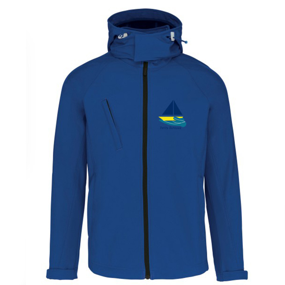 Veste Softshell bleu roi officielle "Petits Bateaux", vue de face. Elle présente le logo modélisme naval du voilier dans une main, brodé sur la poitrine à gauche. Elle est dotée d'un zip frontal et d'une poche poitrine zippée.