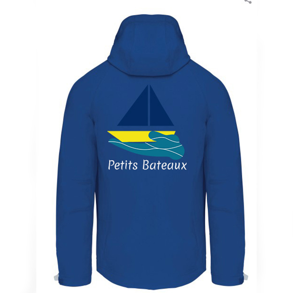 Veste Softshell technique "Petits Bateaux", vue de dos. Le logo de l'association (voilier miniature) est imprimé en grand format dans le dos, avec le nom "Petits Bateaux" en blanc. La veste est bleu roi avec une capuche.